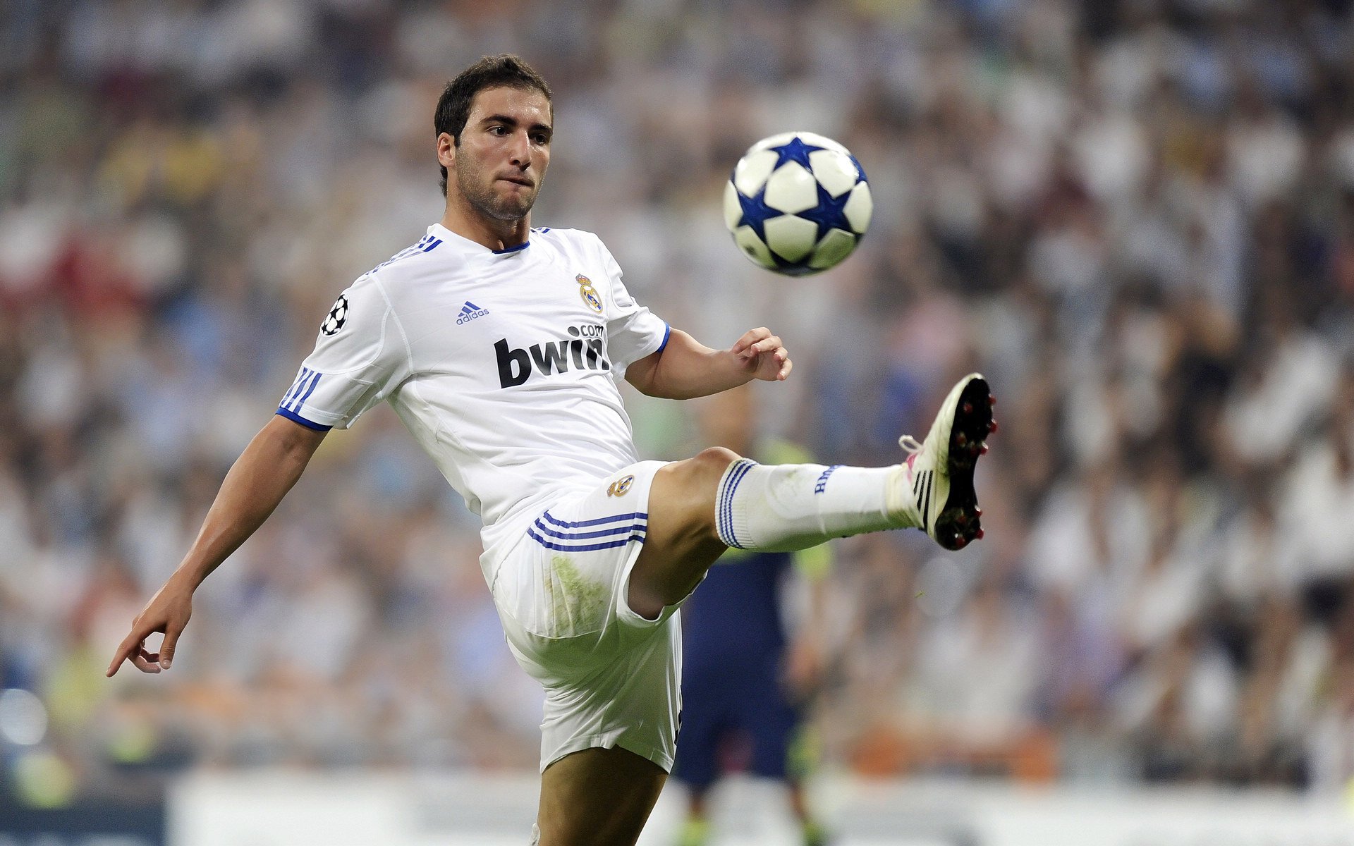 南美风暴席卷圣西罗,卢卡库欧冠封神之战,哥伦比亚式足球哲学如何击溃AC米兰